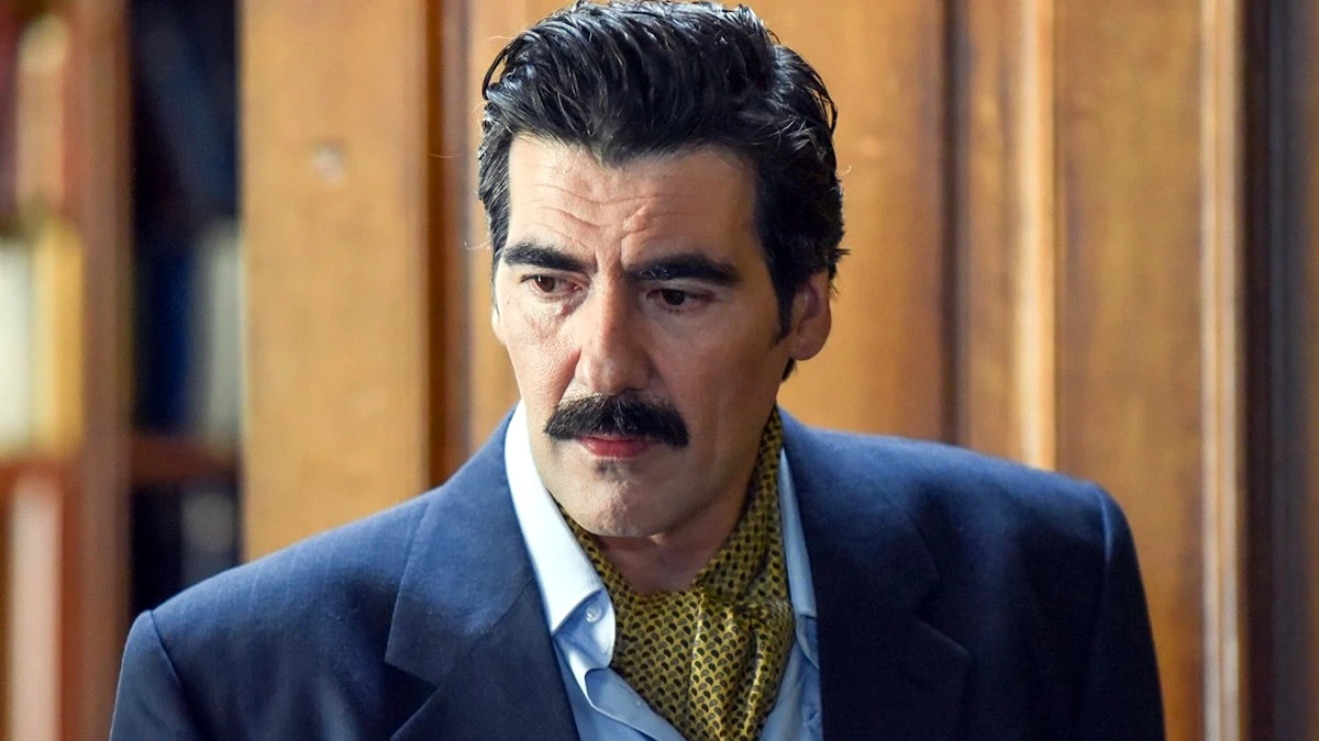 Ο Ντίνος σε έντονο διάλογο στη σειρά Porto Leone του Alpha