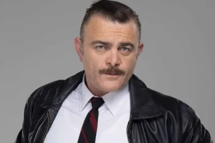 Η Αλεξάνδρα στηρίζει τον τραυματισμένο Στελάρα μετά τον πυροβολισμό στη σειρά Porto Leone