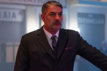 Ο Γιάμαρης έξω απο το Porto Leone