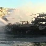 Πυρκαγιά σε σκάφος στη Μαρίνα Ζέας με φλόγες και καπνό να καλύπτουν τη μαρίνα