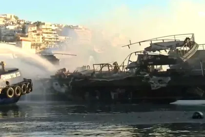 Πυρκαγιά σε σκάφος στη Μαρίνα Ζέας με φλόγες και καπνό να καλύπτουν τη μαρίνα