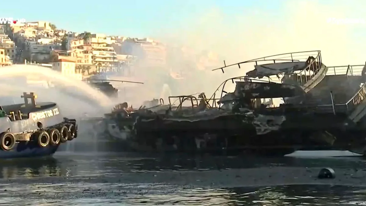 Πυρκαγιά σε σκάφος στη Μαρίνα Ζέας με φλόγες και καπνό να καλύπτουν τη μαρίνα