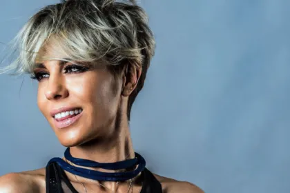 Η Ράνια Κωστάκη σε εντυπωσιακή εμφάνιση με χαμόγελο και αυτοπεποίθηση