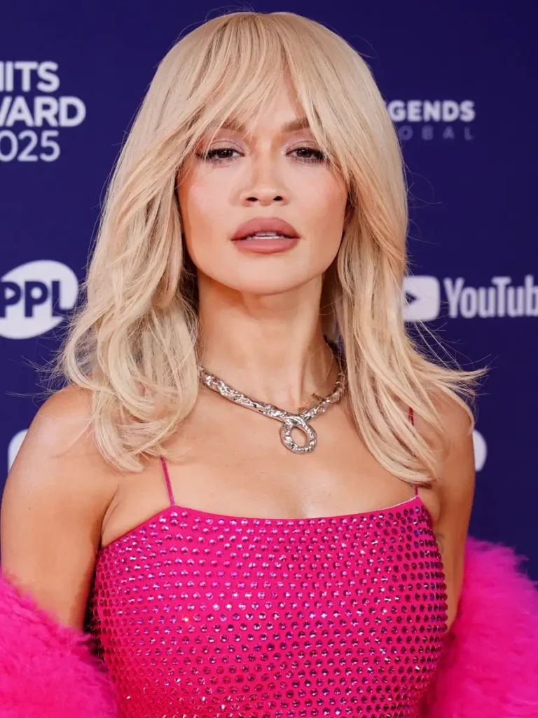 Rita Ora: Το Barbiecore μακιγιάζ επιστρέφει δυναμικά — ροζ λάμψη, ματ χείλη και high-fashion glow 2 Rita Ora