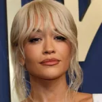 Rita Ora με Barbiecore μακιγιάζ: ροζ shimmer μάτια, glow ζυγωματικά, ματ χείλη