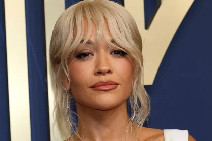 Rita Ora με Barbiecore μακιγιάζ: ροζ shimmer μάτια, glow ζυγωματικά, ματ χείλη