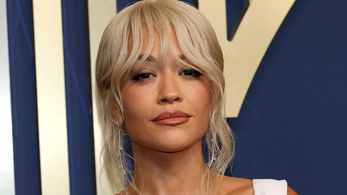 Rita Ora: Το Barbiecore μακιγιάζ επιστρέφει δυναμικά — ροζ λάμψη, ματ χείλη και high-fashion glow 1 Rita Ora με Barbiecore μακιγιάζ: ροζ shimmer μάτια, glow ζυγωματικά, ματ χείλη