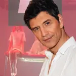 Ο Σάκης Ρουβάς επιστρέφει στη σκηνή μετά την πτώση που πάγωσε το κοινό