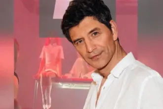 Ο Σάκης Ρουβάς επιστρέφει στη σκηνή μετά την πτώση που πάγωσε το κοινό