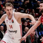 Ο Σάσα Βεζένκοφ σε προσπάθεια με τη φανέλα του Ολυμπιακού σε αγώνα EuroLeague