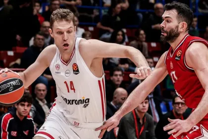 Ο Σάσα Βεζένκοφ σε προσπάθεια με τη φανέλα του Ολυμπιακού σε αγώνα EuroLeague