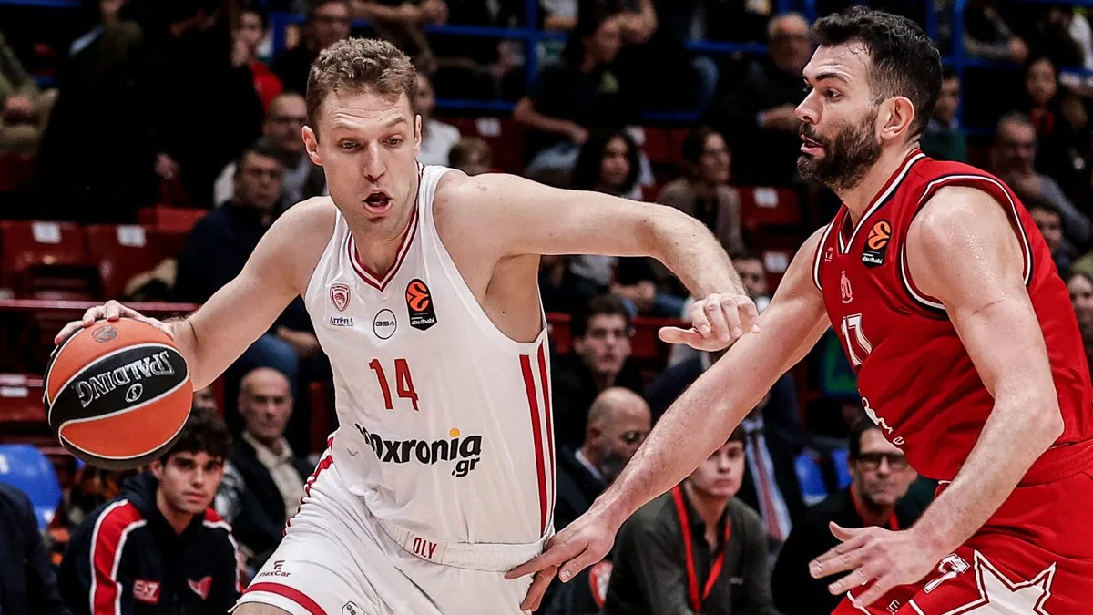 Ο Σάσα Βεζένκοφ σε προσπάθεια με τη φανέλα του Ολυμπιακού σε αγώνα EuroLeague