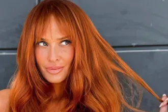 Η Σίσσυ Χρηστίδου με total denim outfit – πουκάμισο και ψηλόμεσο jean σε chic casual εμφάνιση