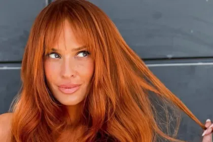 Η Σίσσυ Χρηστίδου με total denim outfit – πουκάμισο και ψηλόμεσο jean σε chic casual εμφάνιση