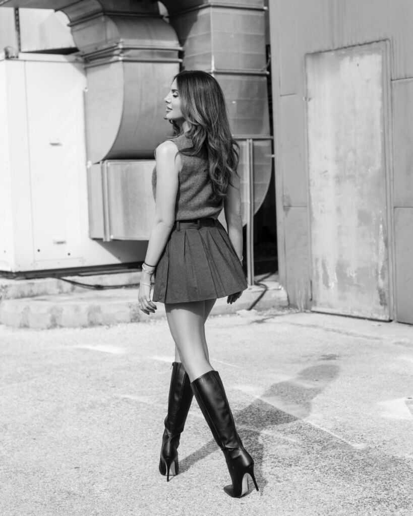 Σταματίνα Τσιμτσιλή: Το γκρι total look που απογείωσε το Instagram – Μίνι φούστα, μπότες και αέρας απόλυτης κομψότητας 3 Σταματίνα Τσιμτσιλή