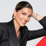 Σταματίνα Τσιμτσιλή με γκρι μίνι φούστα και μαύρες μπότες σε urban chic φωτογράφιση