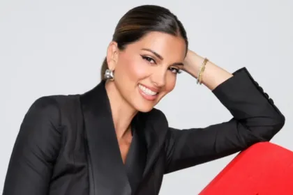 Σταματίνα Τσιμτσιλή με γκρι μίνι φούστα και μαύρες μπότες σε urban chic φωτογράφιση