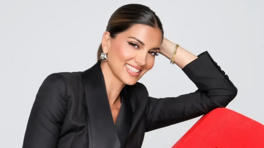 Σταματίνα Τσιμτσιλή με γκρι μίνι φούστα και μαύρες μπότες σε urban chic φωτογράφιση