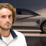 Ο Στέφανος Τσιτσιπάς χαμογελαστός σε δημόσια εμφάνιση, μετά την αποκάλυψη του δικηγόρου του