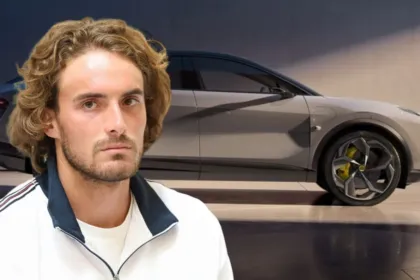 Ο Στέφανος Τσιτσιπάς χαμογελαστός σε δημόσια εμφάνιση, μετά την αποκάλυψη του δικηγόρου του