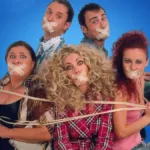 Οι πρωταγωνιστές του «Στο Παρά Πέντε» σε στιγμιότυπο στο MEGA