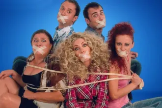 Οι πρωταγωνιστές του «Στο Παρά Πέντε» σε στιγμιότυπο στο MEGA