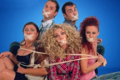 Οι πρωταγωνιστές του «Στο Παρά Πέντε» σε στιγμιότυπο στο MEGA