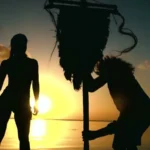 Survivor 2026: παίκτες σε παραλία του Αγίου Δομίνικου με φόντο τη θάλασσα