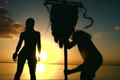 Survivor 2026: παίκτες σε παραλία του Αγίου Δομίνικου με φόντο τη θάλασσα