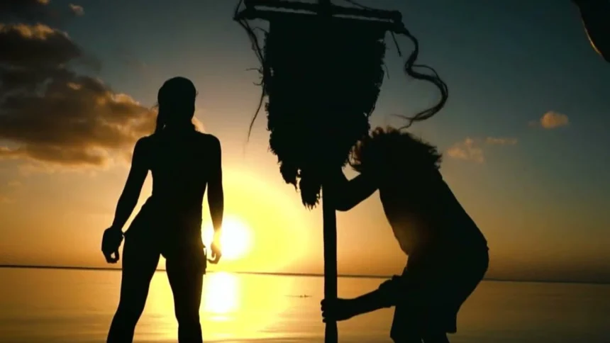 Survivor 2026: παίκτες σε παραλία του Αγίου Δομίνικου με φόντο τη θάλασσα