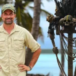 Ο παρουσιάστής του Survivor Γιώργος Λιανός με φόντο την παραλία του Αγίου Δομίνικου