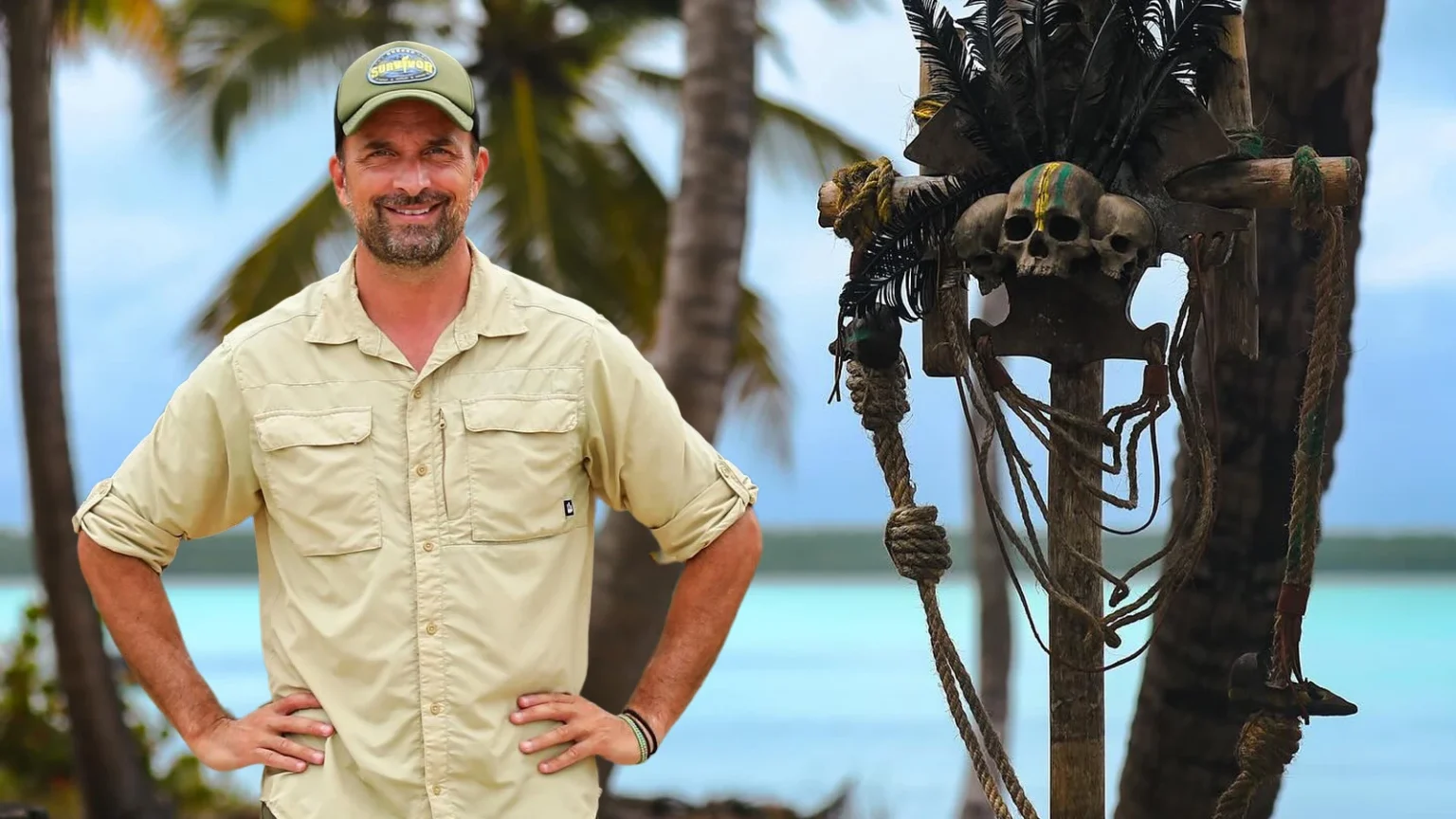 Ο παρουσιάστής του Survivor Γιώργος Λιανός με φόντο την παραλία του Αγίου Δομίνικου