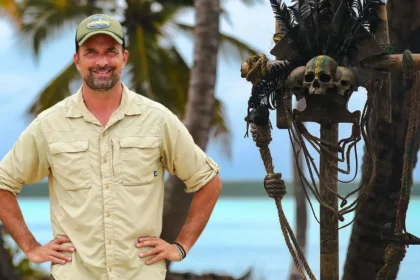 Ο παρουσιάστής του Survivor Γιώργος Λιανός με φόντο την παραλία του Αγίου Δομίνικου