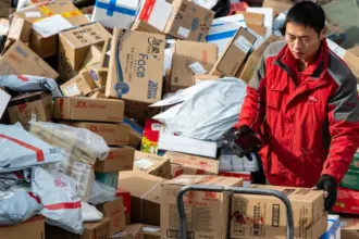 Δέματα διεθνών παραγγελιών σε τελωνείο.