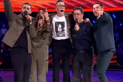 Οι διαγωνιζόμενοι που ξεχωρίζουν στο The Voice 2025 στη σκηνή του show.