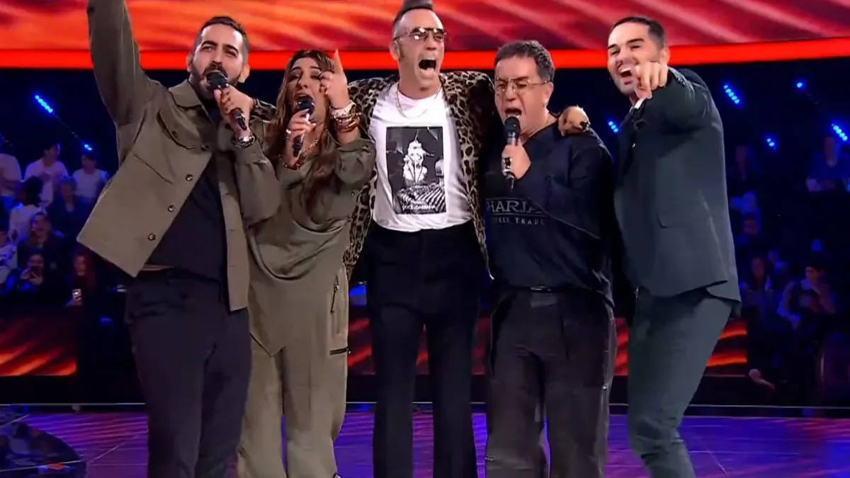 Οι διαγωνιζόμενοι που ξεχωρίζουν στο The Voice 2025 στη σκηνή του show.