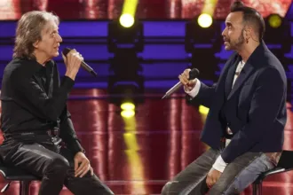 Κώστας Τουρνάς και Πάνος Μουζουράκης στην σκηνή του The Voice Of Greece