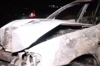 Καμένο αυτοκίνητο μετά από σύγκρουση με κολόνα στη Θεσσαλονίκη