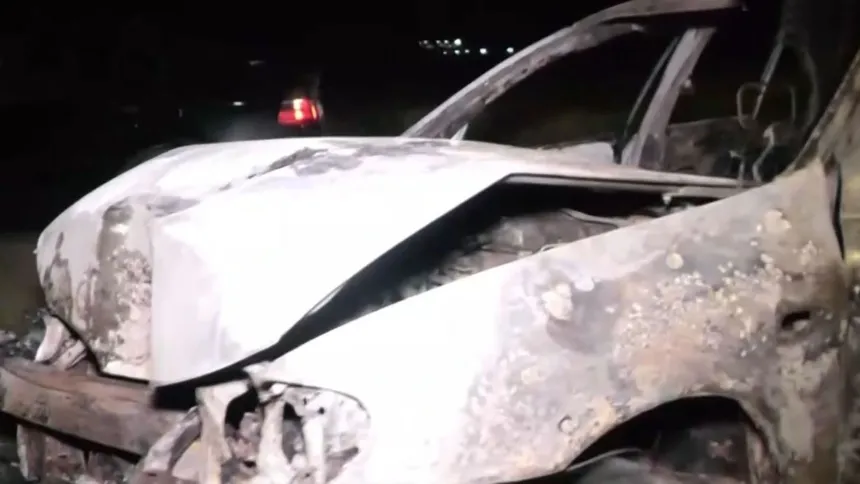 Καμένο αυτοκίνητο μετά από σύγκρουση με κολόνα στη Θεσσαλονίκη