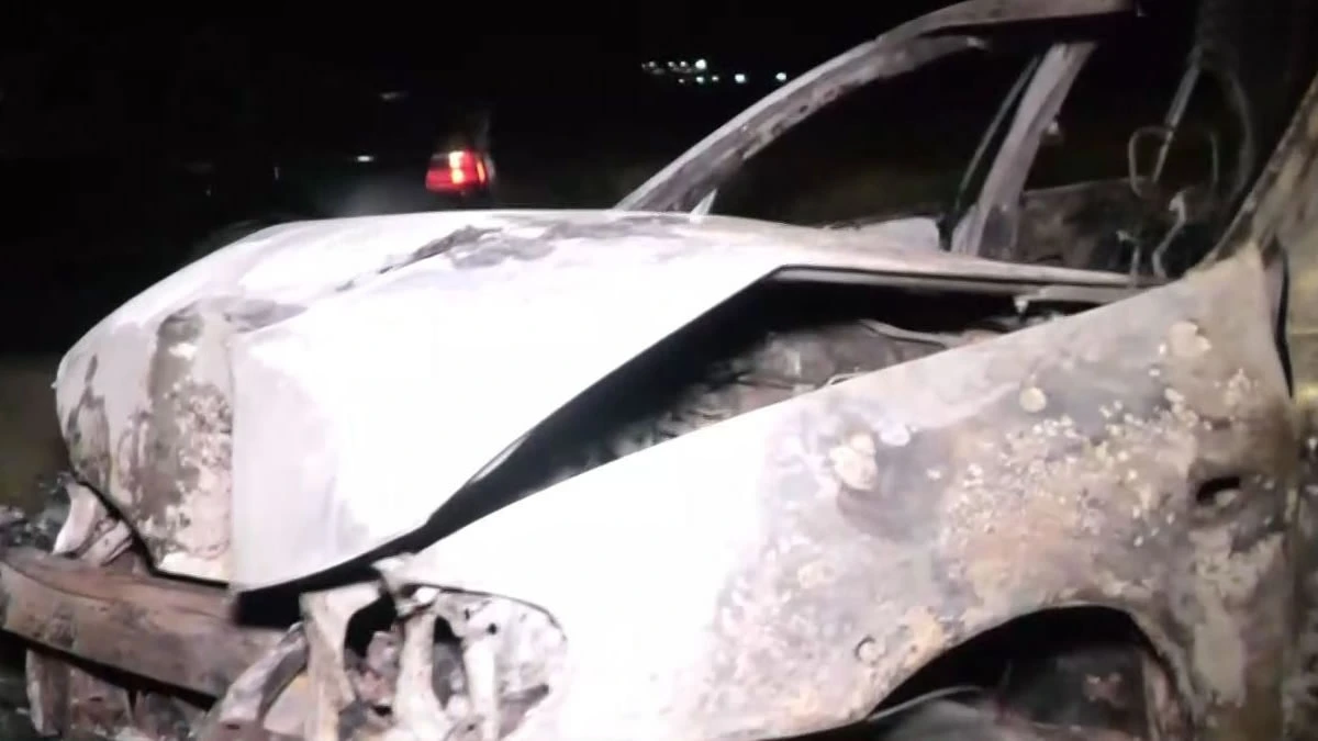 Καμένο αυτοκίνητο μετά από σύγκρουση με κολόνα στη Θεσσαλονίκη