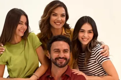 Οι πρωταγωνιστές της σειράς Το Σόι σου σε σκηνή από το επεισόδιο που σάρωσε στην τηλεθέαση.