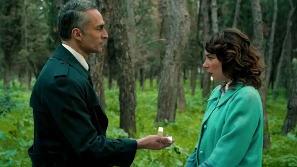 Το Σπίτι Δίπλα Στο Ποτάμι: Πρόταση γάμου στην Ιουλία – Η Ασπασία πιάνει τον Σταύρο επ’ αυτοφώρω με τη Δέσποινα 1 Η Ιουλία και η Ασπασία σε έντονη συναισθηματική στιγμή από τη σειρά Το Σπίτι Δίπλα Στο Ποτάμι