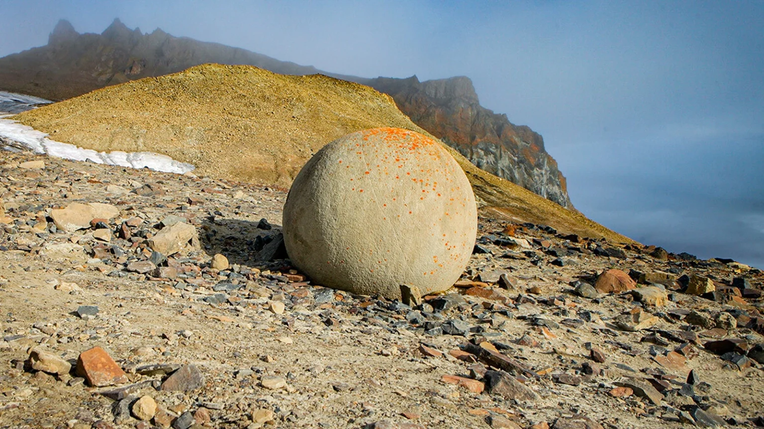 Σφαιρικοί βράχοι στο Torysh, Μανγκιστάου Καζακστάν, φωτισμένοι από το ηλιοβασίλεμα