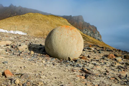 Σφαιρικοί βράχοι στο Torysh, Μανγκιστάου Καζακστάν, φωτισμένοι από το ηλιοβασίλεμα