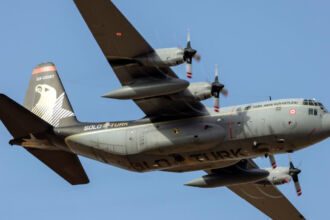Τουρκικό στρατιωτικό αεροσκάφος τύπου C-130 σε πτήση