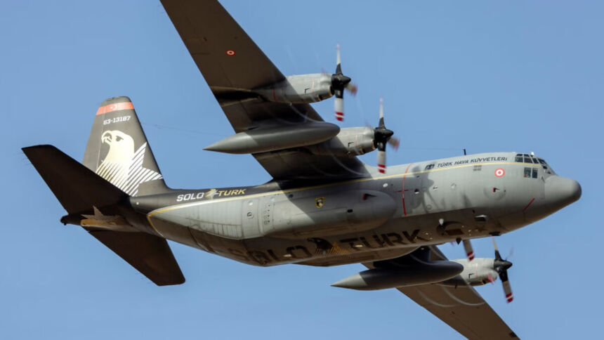 Τουρκικό στρατιωτικό αεροσκάφος τύπου C-130 σε πτήση