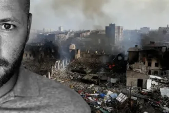 Κατεστραμμένη πόλη στην Ουκρανία με τανκς, ερείπια και καπνό από βομβαρδισμούς – εικόνα του πολέμου το 2025