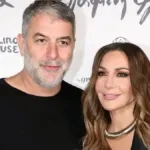 Ο Βασίλης Μπισμπίκης στην πρεμιέρα της ταινίας «Σπασμένη Φλέβα» με τη Δέσποινα Βανδή στο πλευρό του