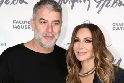 Ο Βασίλης Μπισμπίκης στην πρεμιέρα της ταινίας «Σπασμένη Φλέβα» με τη Δέσποινα Βανδή στο πλευρό του