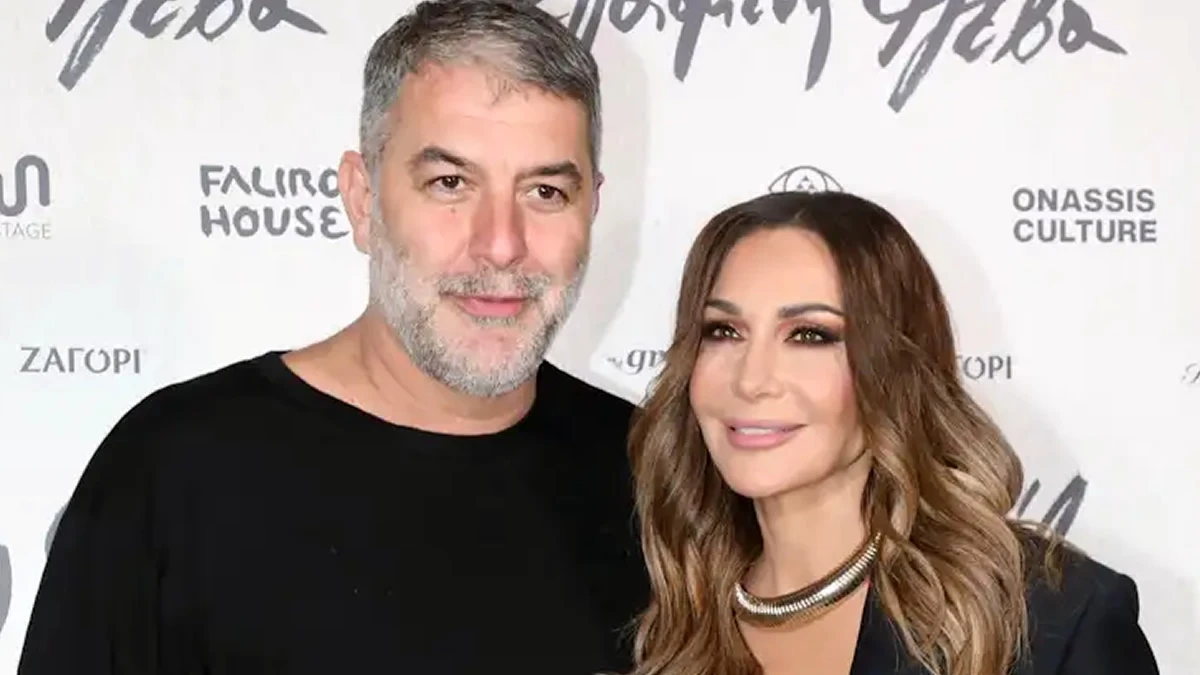 Ο Βασίλης Μπισμπίκης στην πρεμιέρα της ταινίας «Σπασμένη Φλέβα» με τη Δέσποινα Βανδή στο πλευρό του